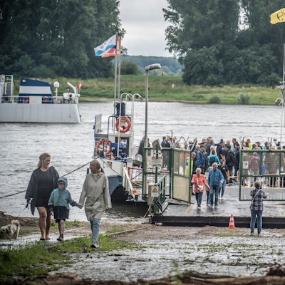 Die Fähre St. Michael hat in Hitdorf angelegt. Foto: Ralf Krieger