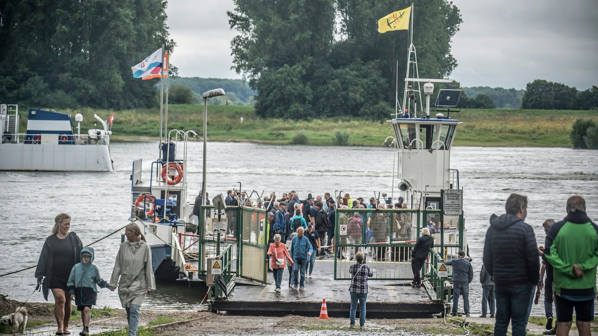 Die Fähre St. Michael hat in Hitdorf angelegt. Foto: Ralf Krieger