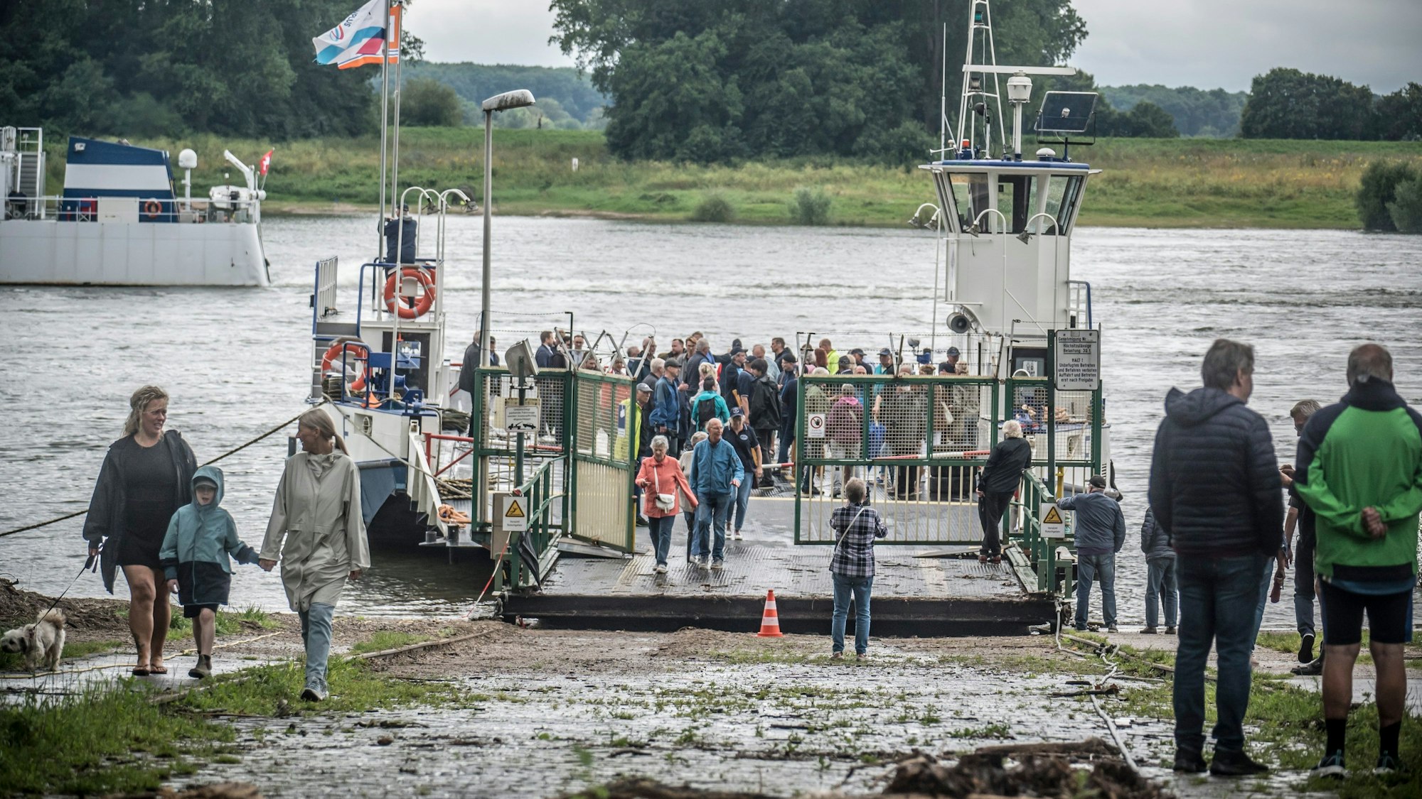 Die Fähre St. Michael hat in Hitdorf angelegt.