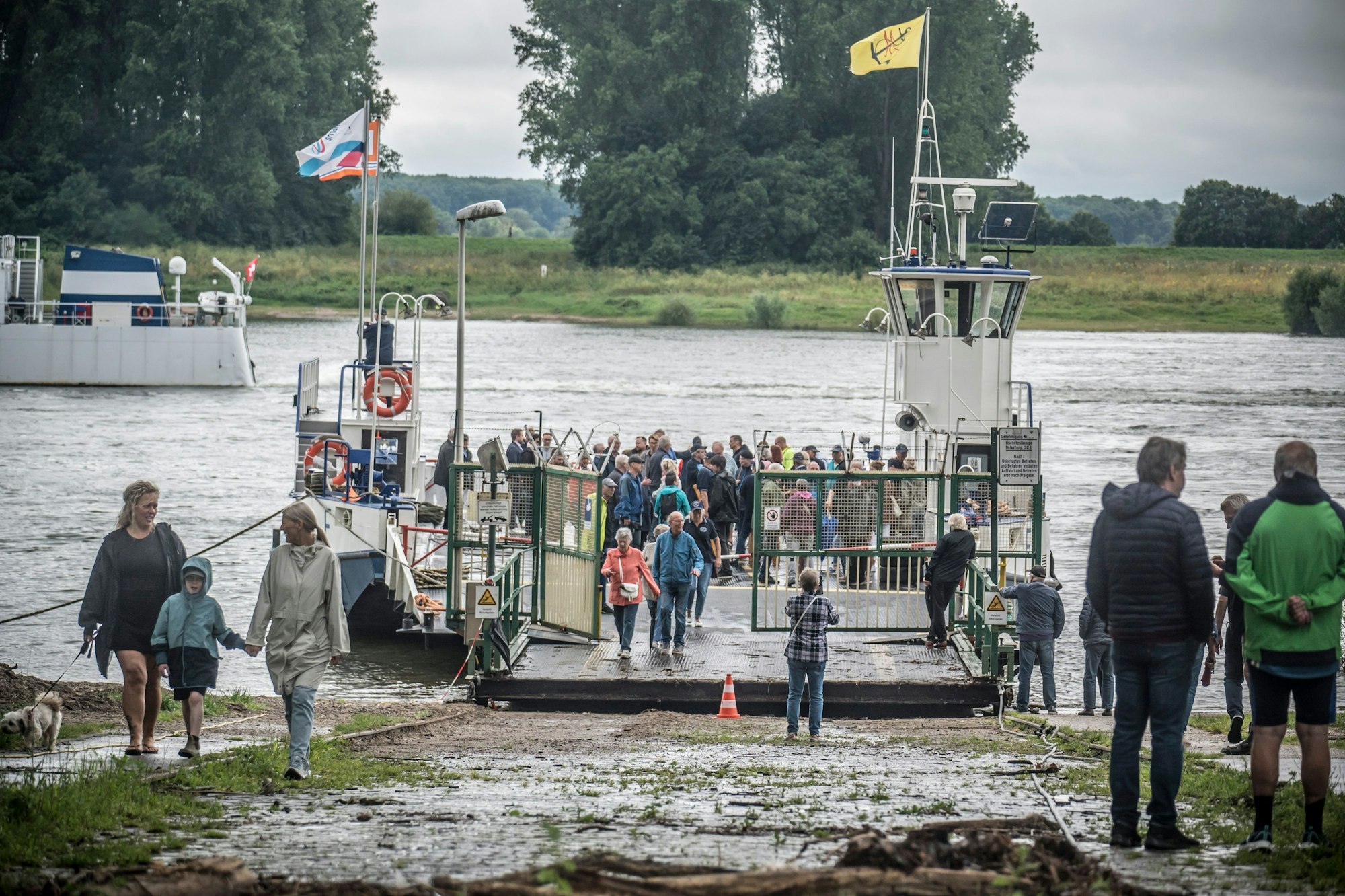 Die Fähre St. Michael hat in Hitdorf angelegt.