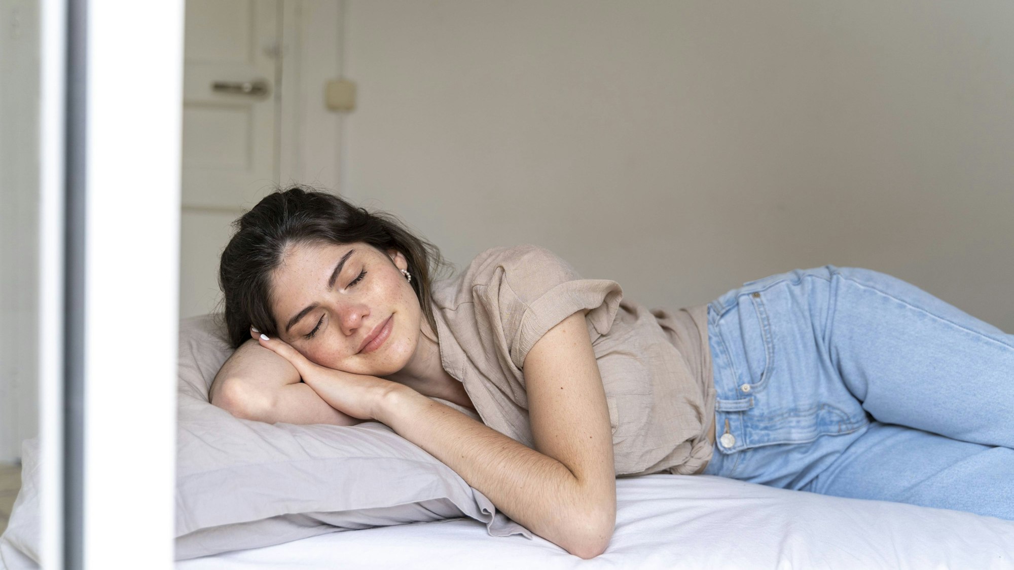 Schlafende junge Frau