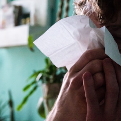 Rotznase und Halsschmerzen – und das im Sommer. Für Millionen Deutsche ist das momentan Alltag. (Symbolbild)