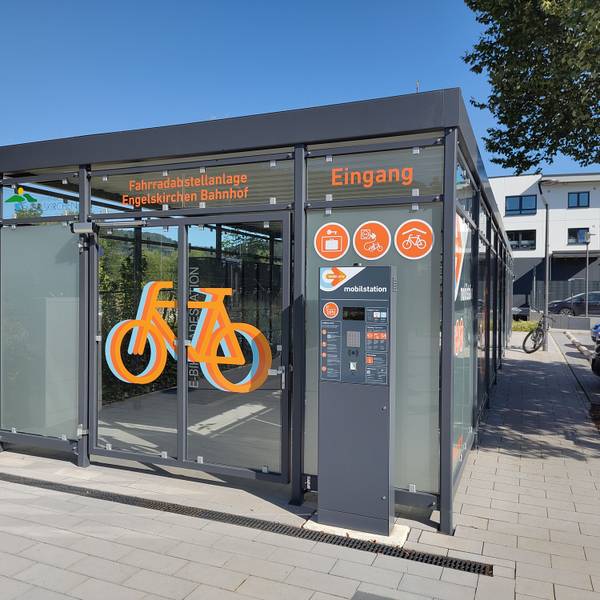 Ein Foto zeigt die neue Radabstellanlage am Bahnhof Engelskirchen.