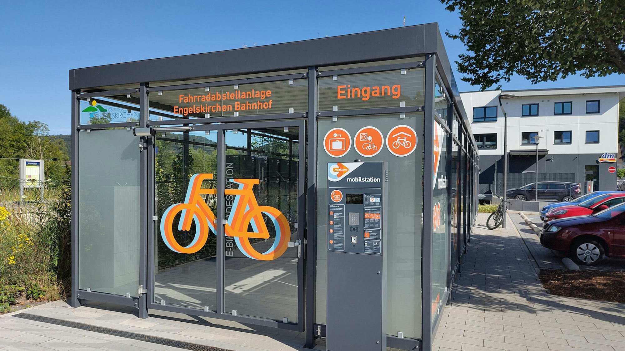 Ein Foto zeigt die neue Radabstellanlage am Bahnhof Engelskirchen.