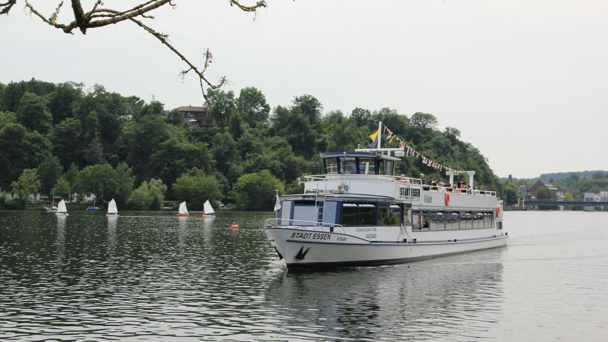 Ein Schiff der Weißen Flotte Baldeney fährt über den Baldeneysee.