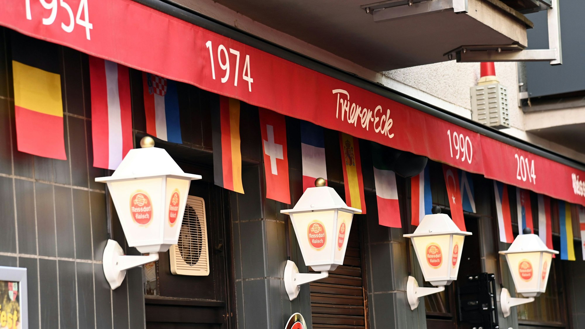 01.07.2024 Köln. Die Gaststätte Trierer Eck ist zu Fußball-Veranstaltungen wie der Europameisterschaft 2024 regelmäßig bunt geschmückt. Foto aktuell.