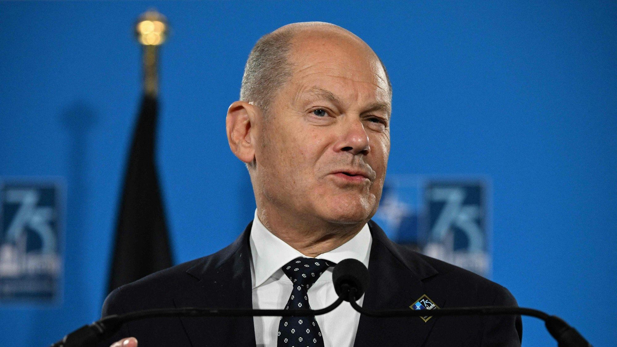 Bundeskanzler Olaf Scholz spricht während einer Pressekonferenz zum Abschluss des NATO-Gipfels zum 75-jährigen Bestehen im Walter E. Washington Convention Center in Washington, DC, am 11. Juli 2024.
