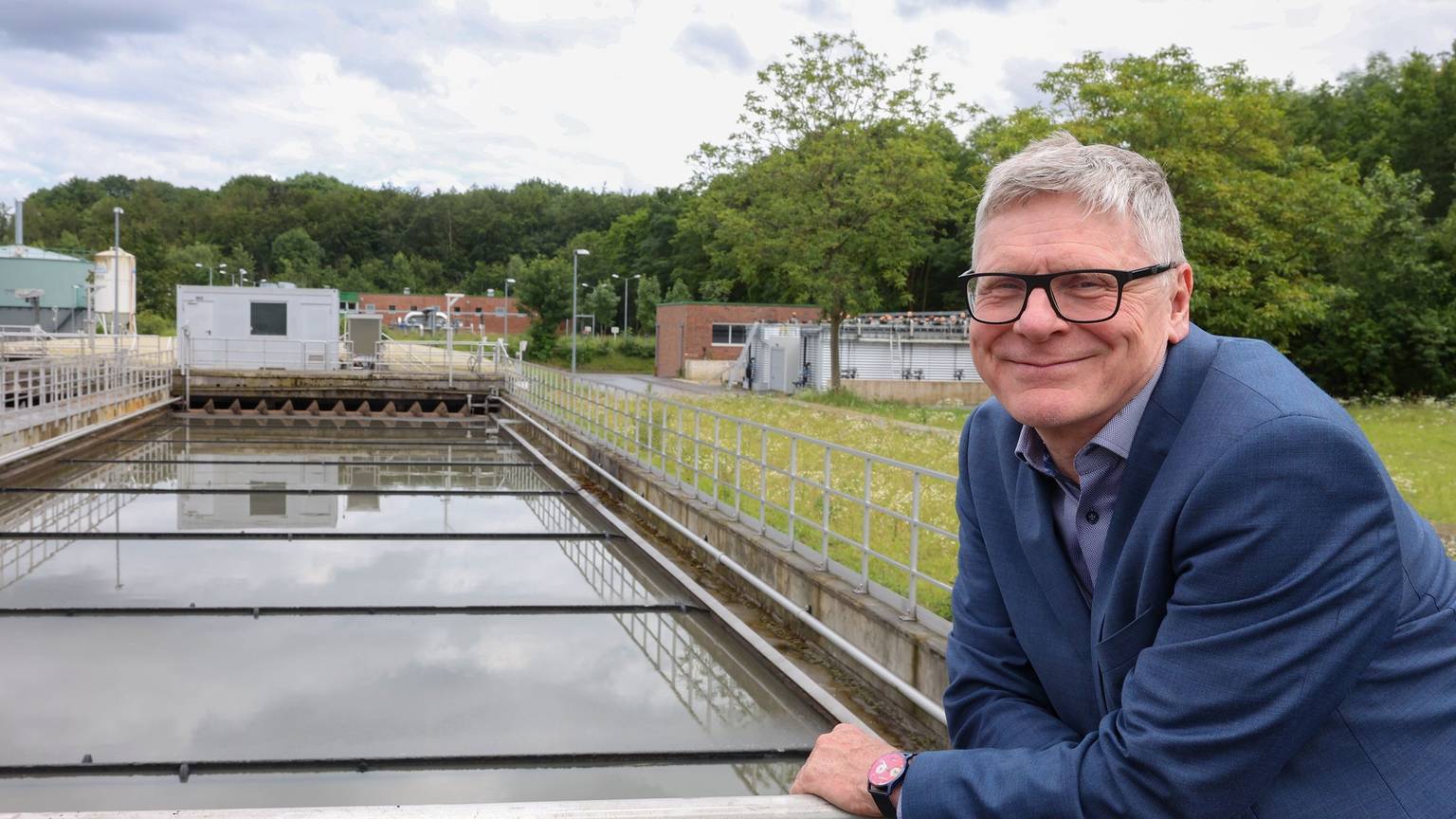 Heinz Brandenburg von den Stadtentwässerungsbetriebe Köln erforscht mit seinen Kollegen ein spezielles Filtersystem im Klärwerk Rodenkirchen.