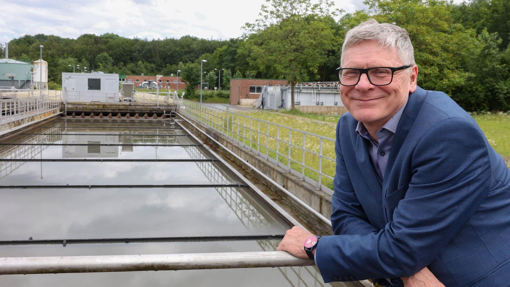Heinz Brandenburg von den Stadtentwässerungsbetriebe Köln erforscht mit seinen Kollegen ein spezielles Filtersystem im Klärwerk Rodenkirchen.