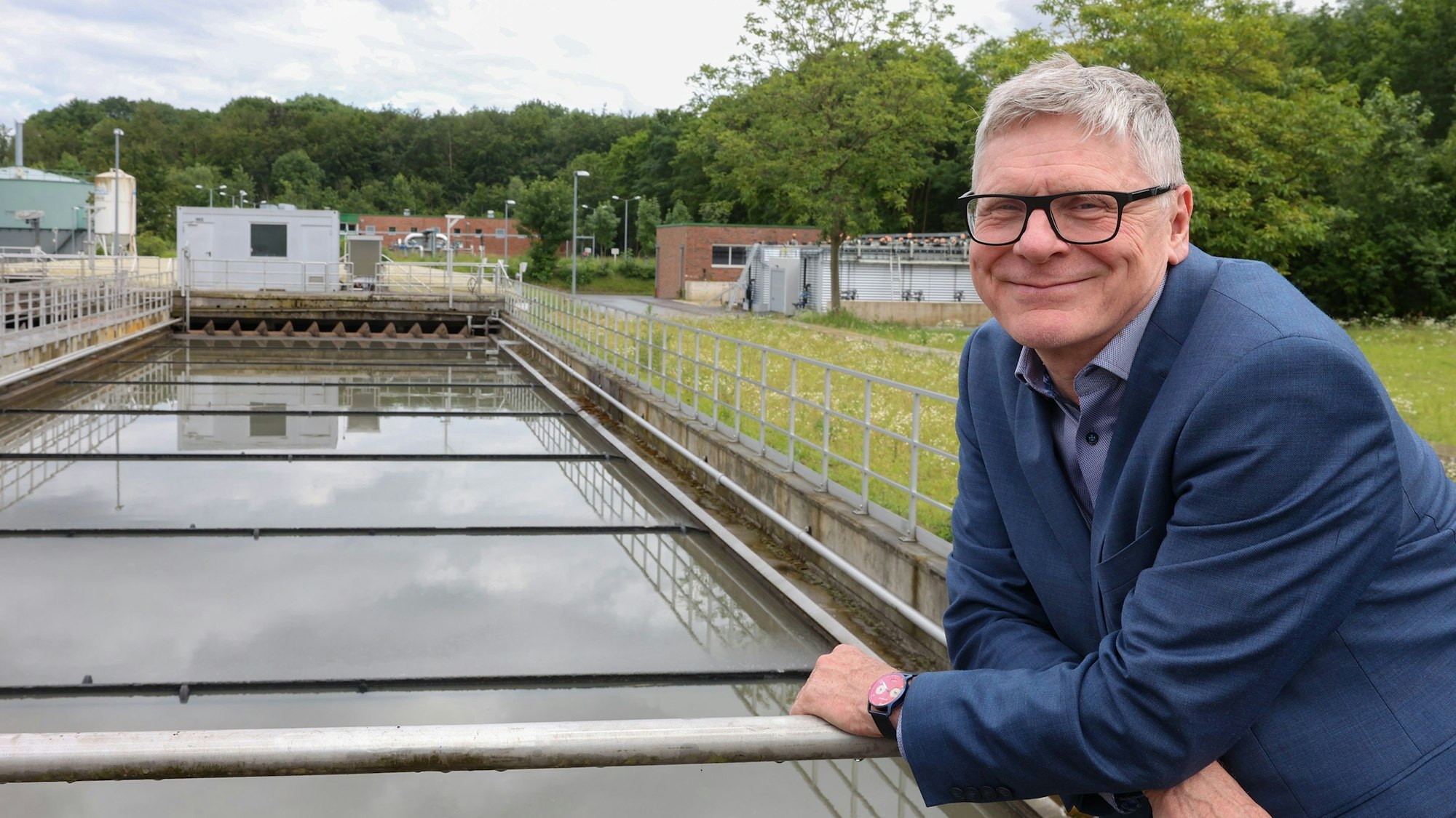 Heinz Brandenburg von den Stadtentwässerungsbetriebe Köln erforscht mit seinen Kollegen ein spezielles Filtersystem im Klärwerk Rodenkirchen.