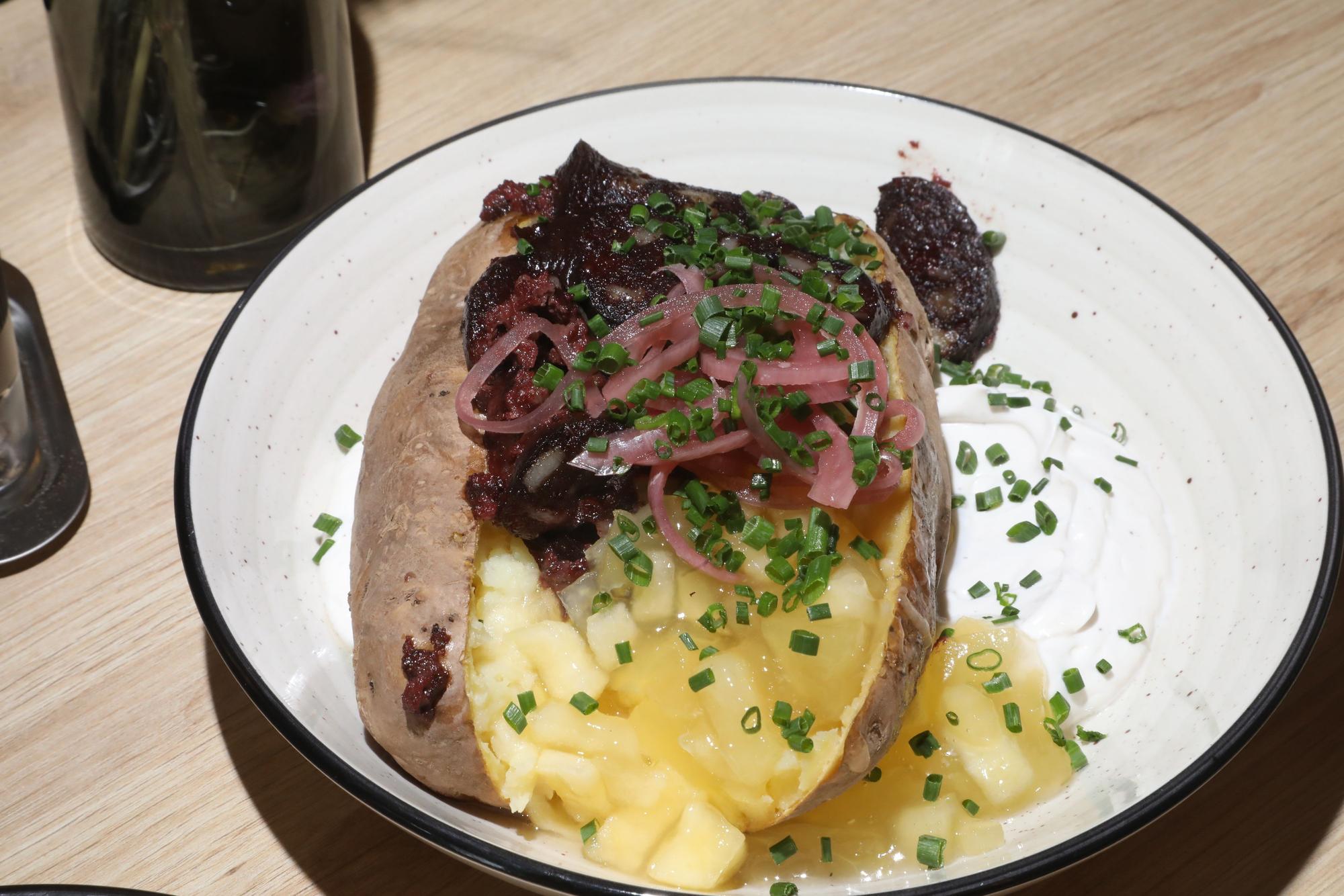 Gefüllte Kartoffel im Bistro Jung & Alt.