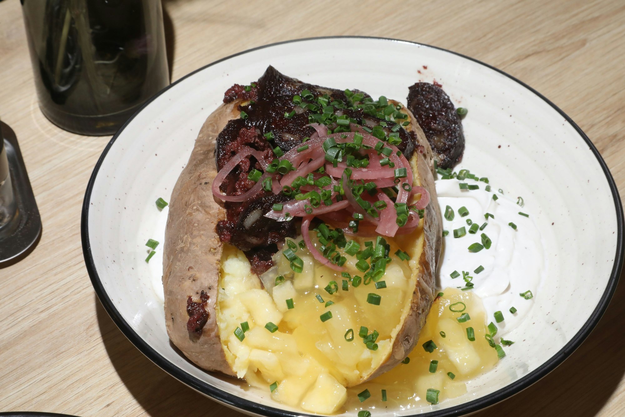 Gefüllte Kartoffel im Bistro Jung & Alt.