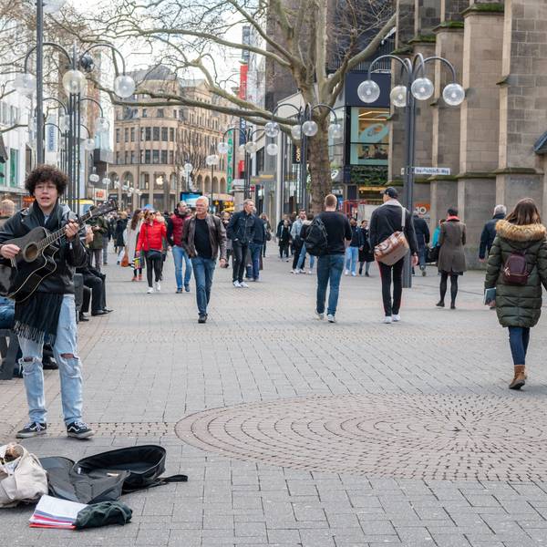 Straßenmusiker in der Kölner Fußgängerzone.