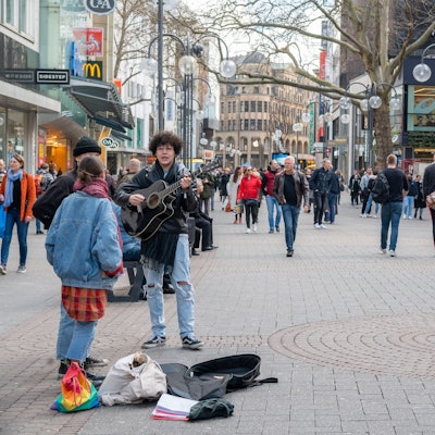 Schüler als Straßenmusiker auf der Schildergasse im Jahr 2020