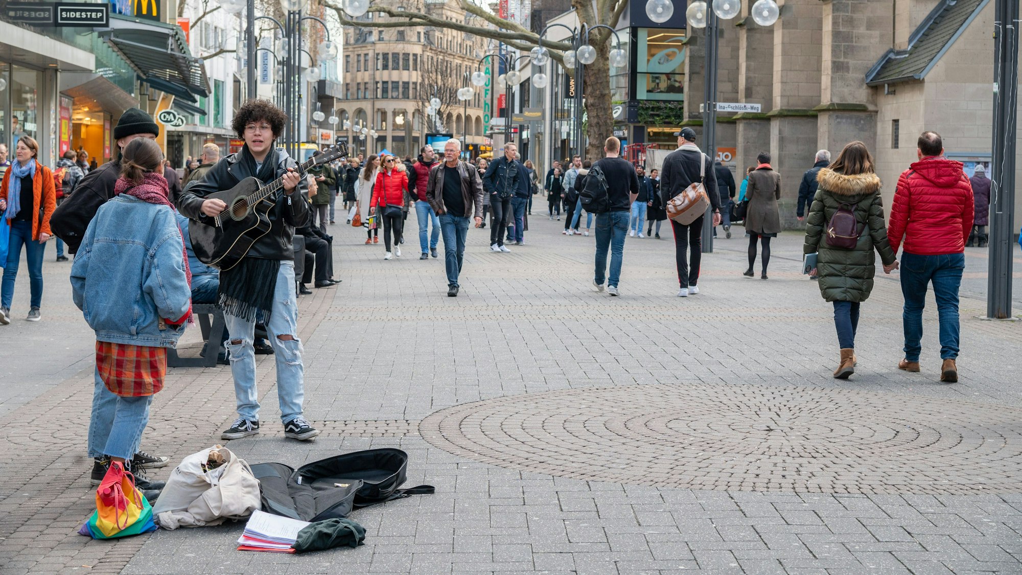 Straßenmusiker in der Kölner Fußgängerzone.