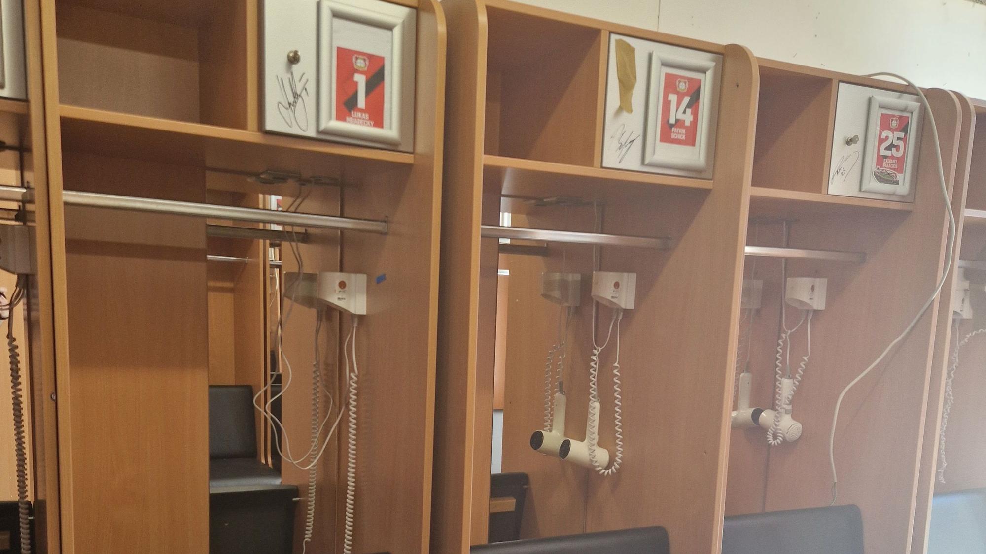 Das Fanprojekt Leverkusen versteigert die "Meisterkabine" von Bayer 04.