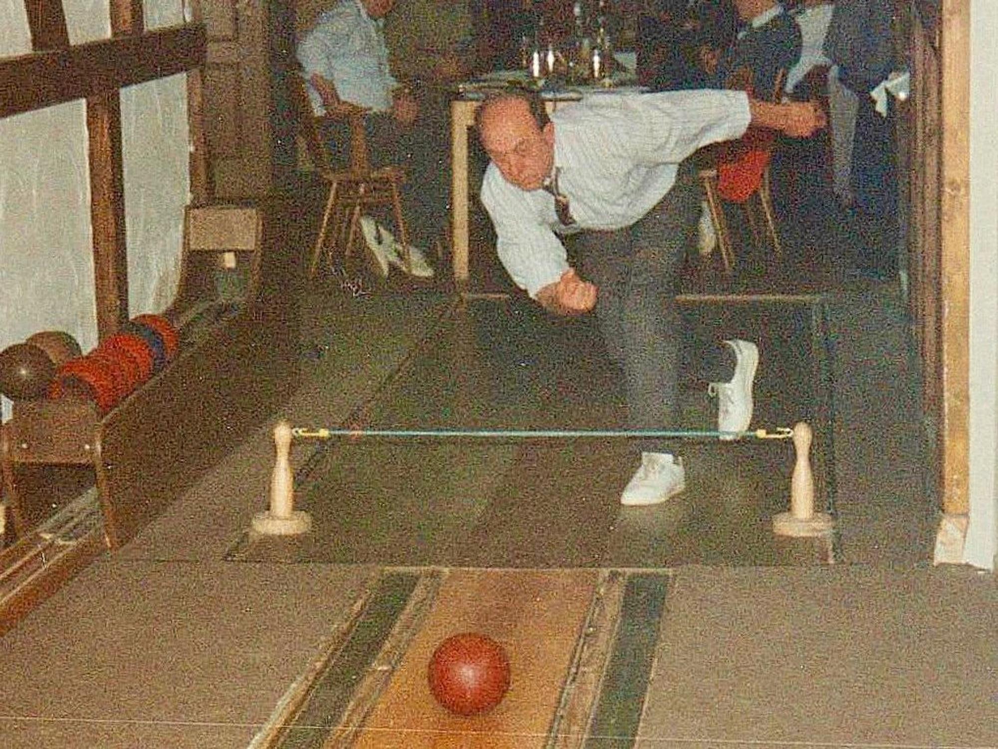 Mit Schwung und Krawatte schob Hans Hocke die Kugel.