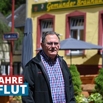 Franz Schockert steht in Gemünd auf dem Platz an der Alten Schule vor dem Brauhaus.