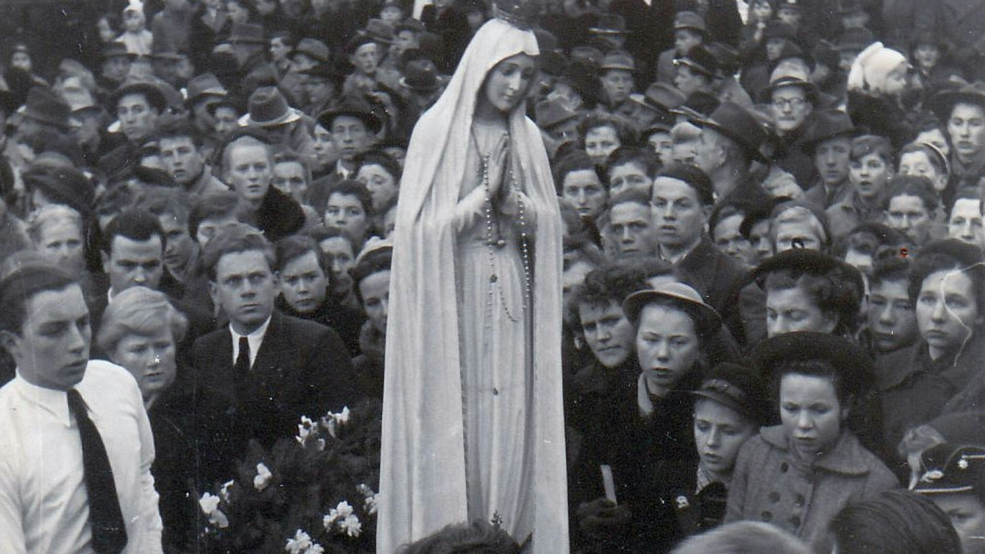 Bei einer feierlichen Prozession wurde die Fatima-Madonna am 2. Januar 1955 von Morsbach zur neuen Kirche in der Ortschaft Alzen getragen. Das Foto zeigt die Ankunft der Madonna, umringt von vielen Gläubigen.
