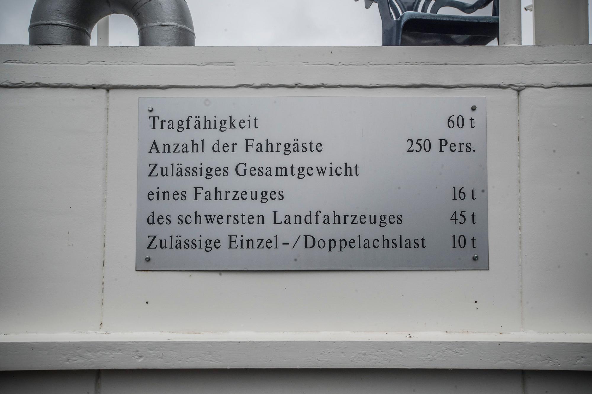 Die Fähre St. Michael hat in Hitdorf angelegt. Foto: Ralf Krieger