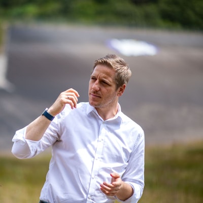 Das Bild zeigt Landrat Markus Ramers an der Steinbachtalsperre. Im Hintergrund sind der Damm und die Scharte zu sehen.