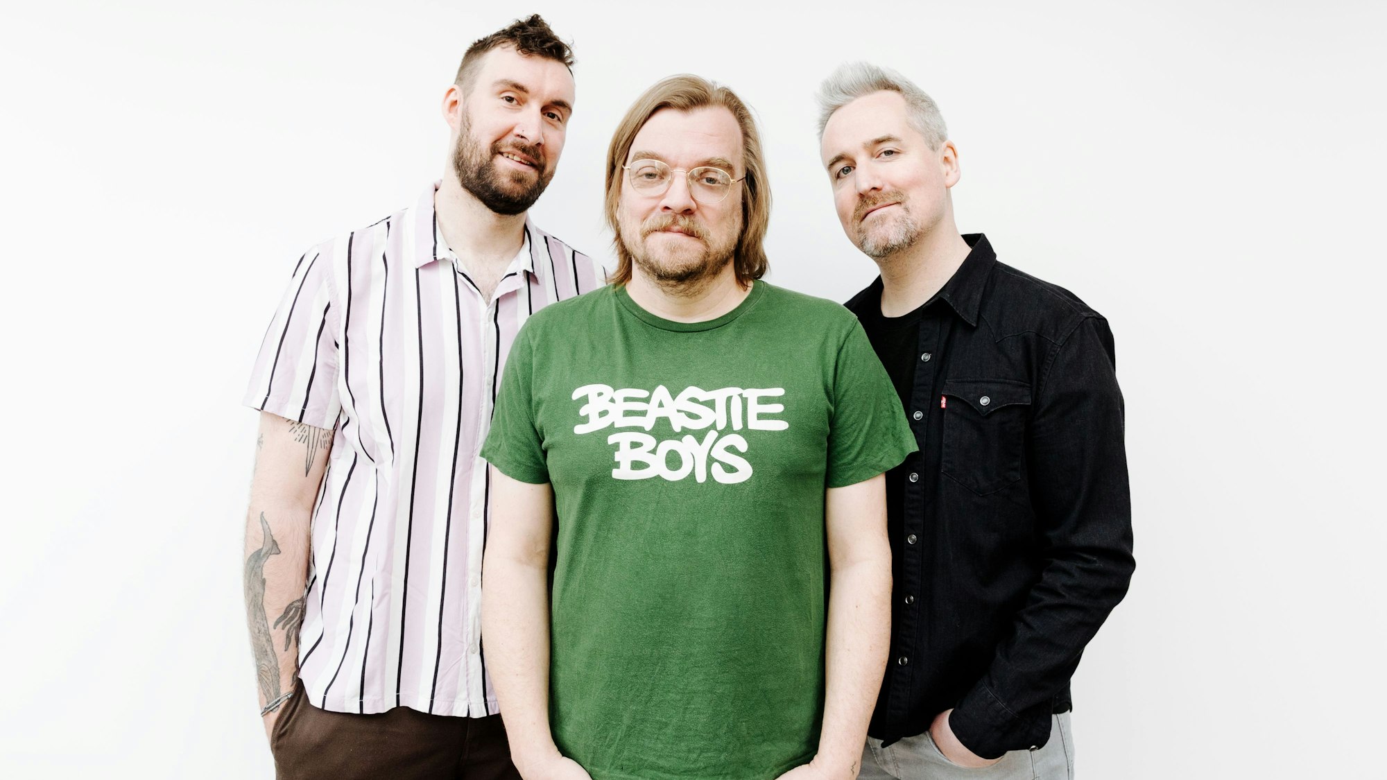 Markus Herrmann, Nilz Bokelberg und Donnie O'Sullivan stehen vor weißem Hintergrund nebeneinander.