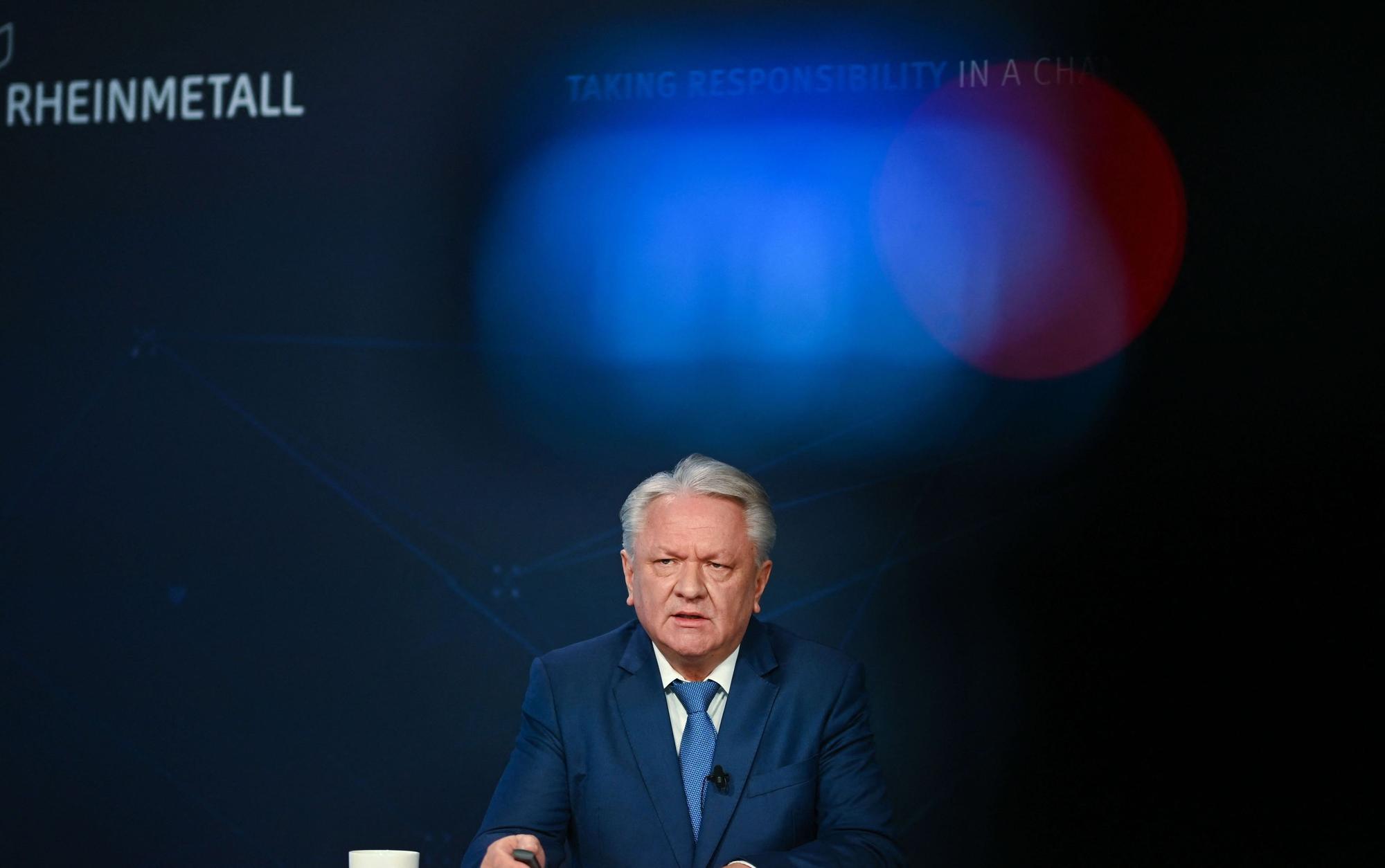Armin Papperger, Vorstandsvorsitzender der Rheinmetall AG, steht vor einer Wand, auf der „Rheinmetall“ steht.