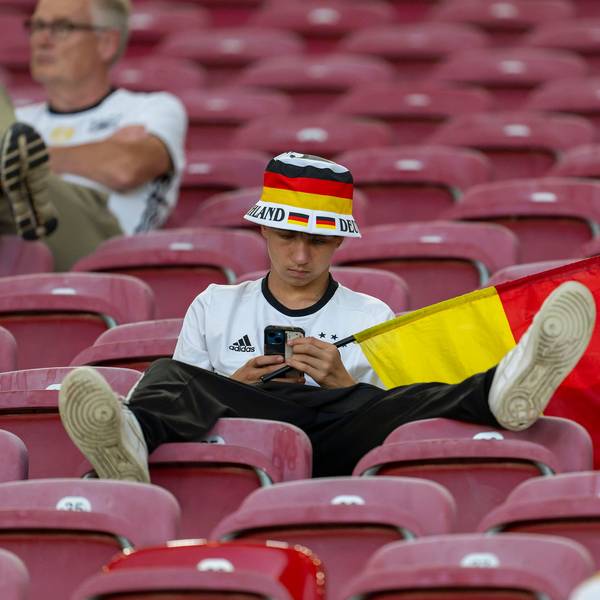 Ein Fan des DFB-Teams schaut nach der Niederlage Deutschlands gegen Spanien im EM-Viertelfinale konsterniert auf sein Smartphone.