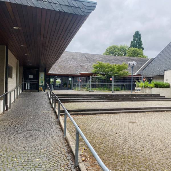 Ein leeres Gebäude mit Absperrgitter