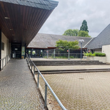 Ein leeres Gebäude mit Absperrgitter