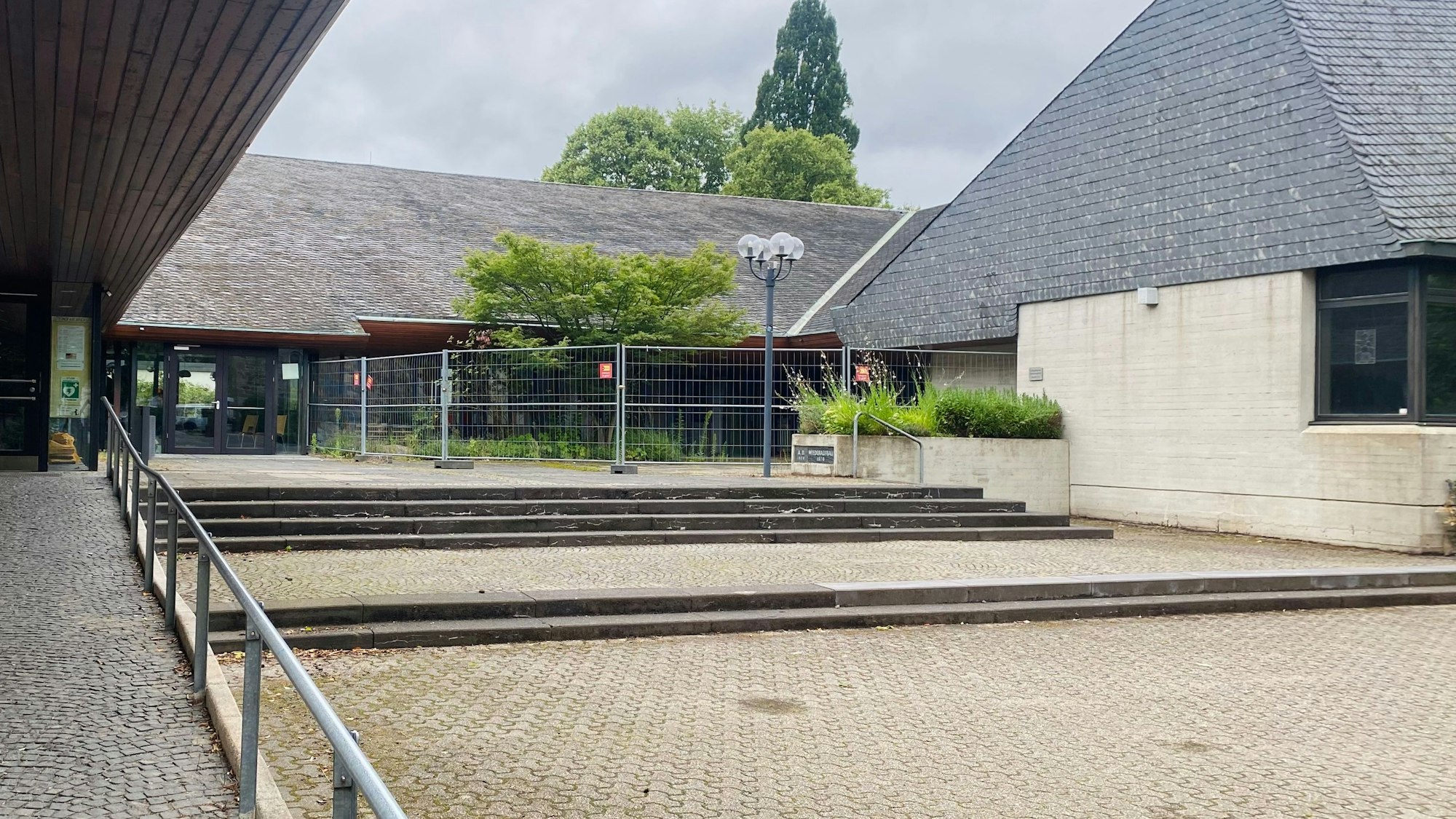 Ein leeres Gebäude mit Absperrgitter