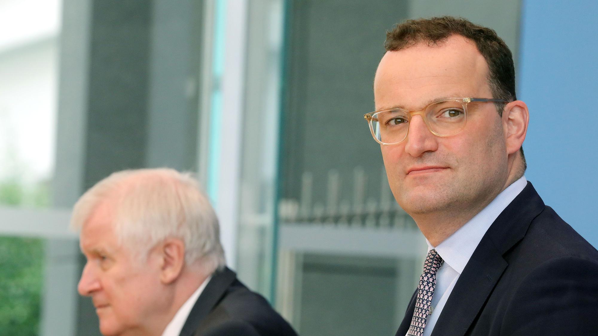 Jens Spahn (CDU, rechts) und Horst Seehofer (CSU), Bundesinnenminister, beantworten vor der Bundespressekonferenz Fragen von Journalisten zur weiteren Entwicklung in der Corona-Pandemie und zur Vorstellung der Nationalen Reserve im Gesundheitsschutz.