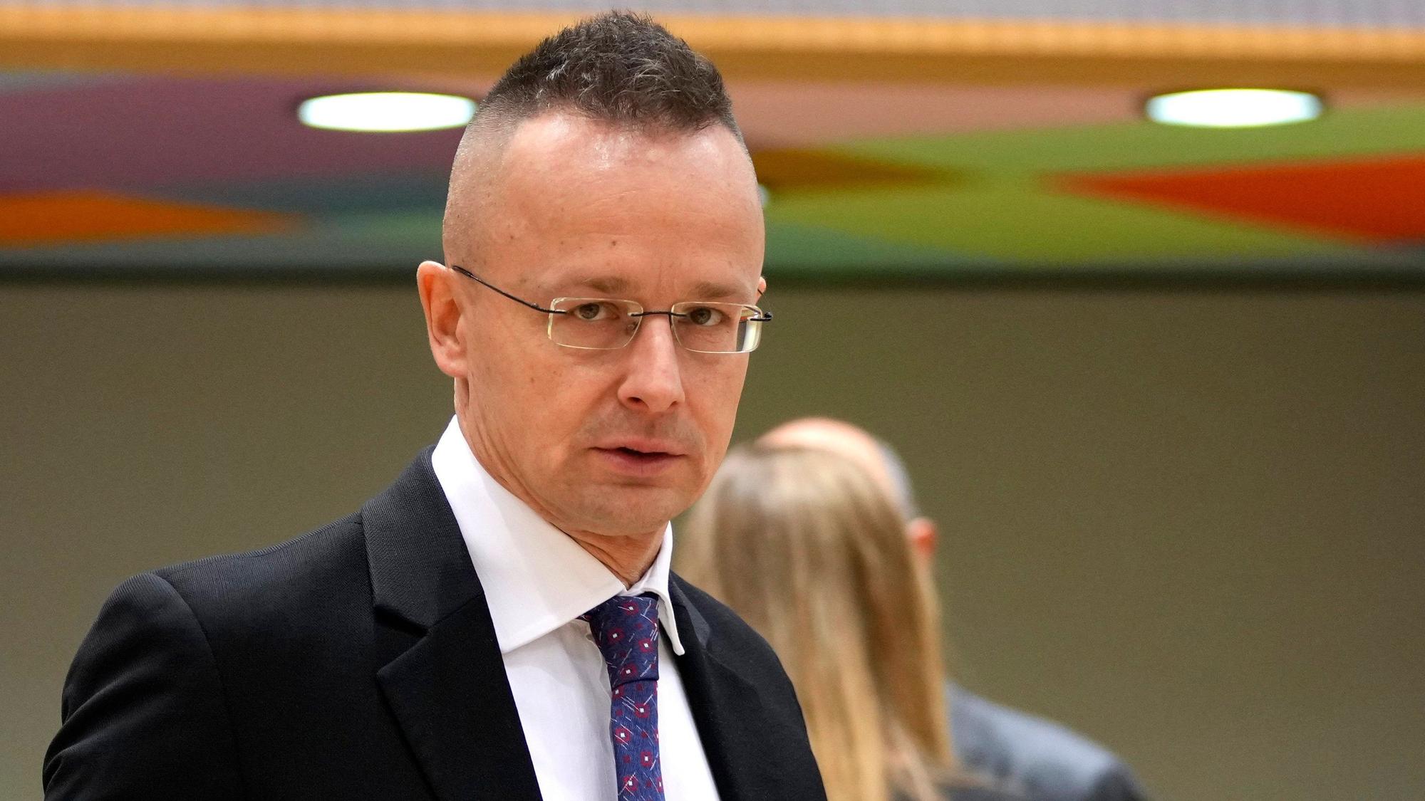 Peter Szijjarto, Außenminister von Ungarn, spricht mit den Medien, als er zu einem Treffen der EU-Außenminister im Gebäude des Europäischen Rates ankommt.