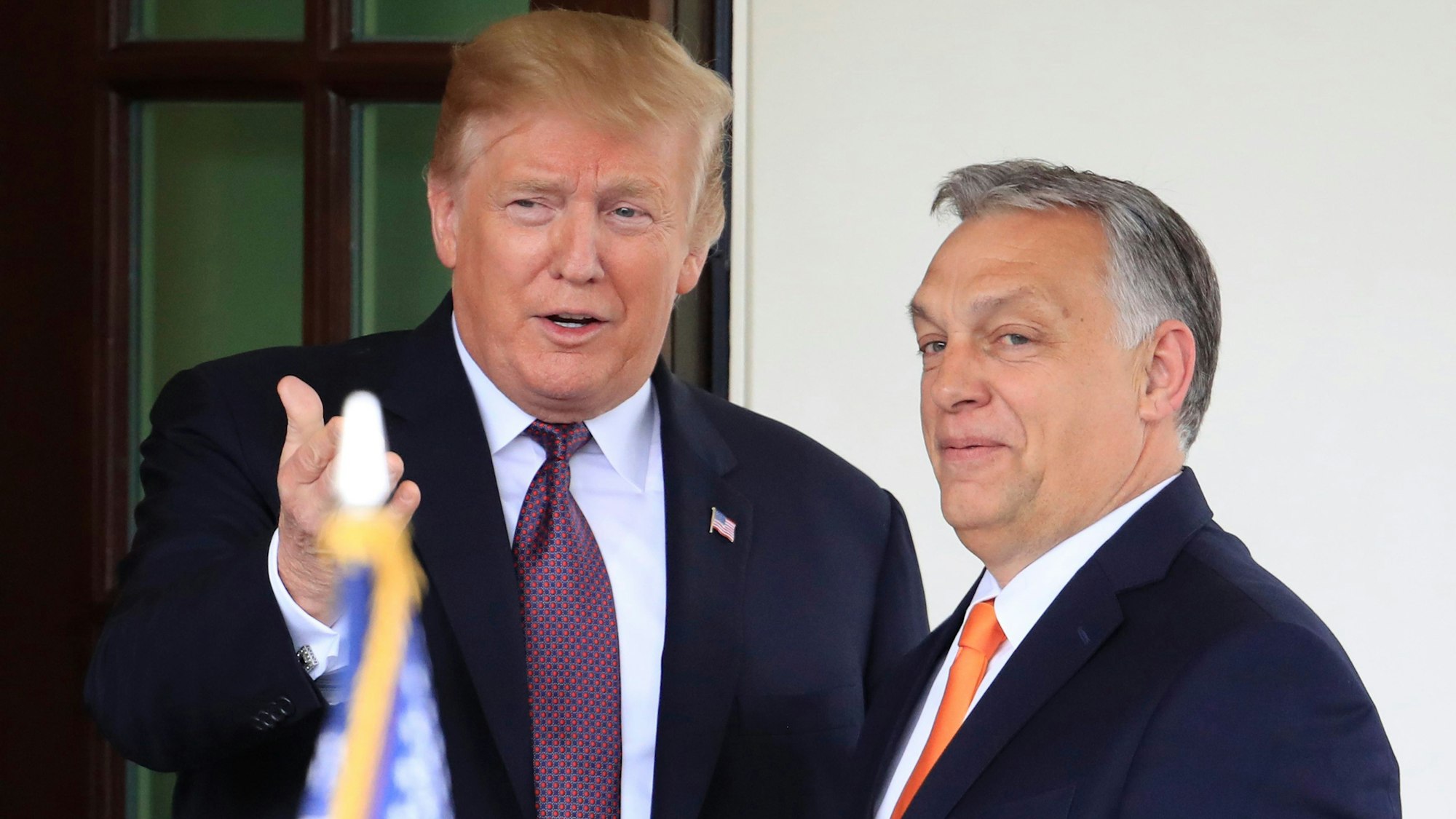 Donald Trump (l), damaliger Präsident der USA, begrüßt Viktor Orban, Ministerpräsident von Ungarn, 2019 am Weißen Haus.