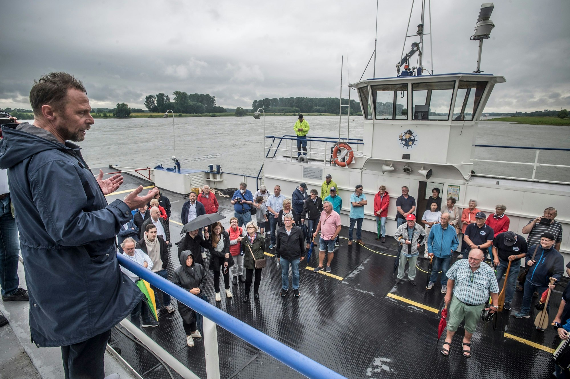 Die Fähre St. Michael hat in Hitdorf angelegt, Oberbürgermeister Uwe Richrath redet. Foto: Ralf Krieger