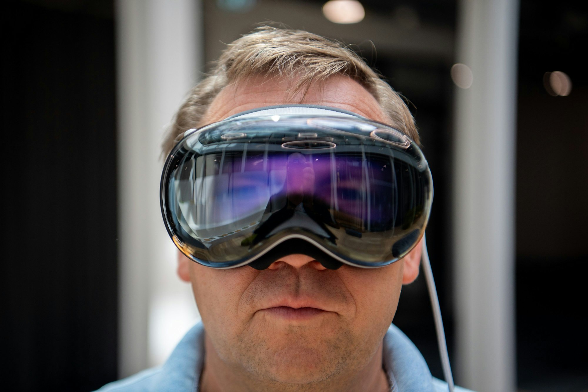 Ein Mann trägt die Computer-Brille Apple Vision Pro.