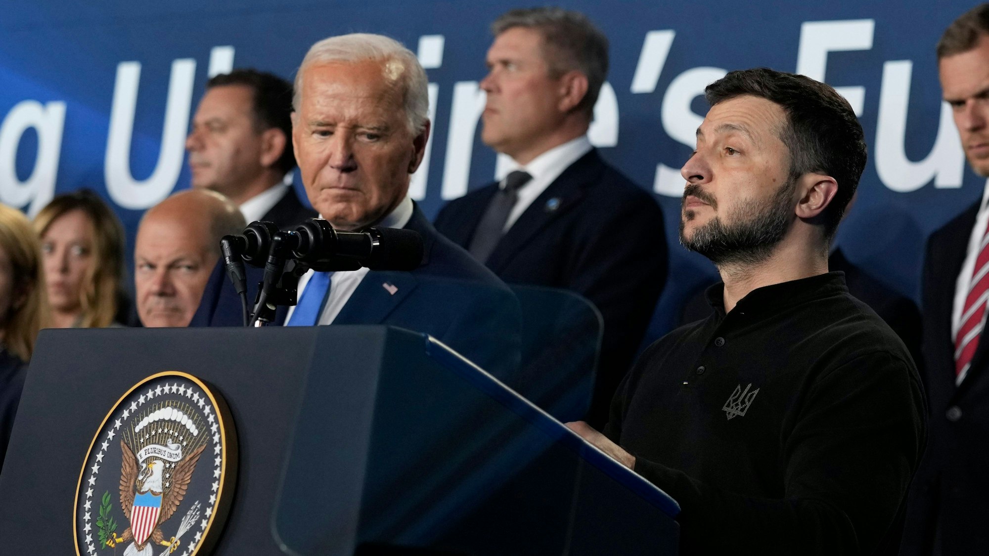US-Präsident Joe Biden und der Präsident der Ukraine Wolodymyr Selenskyj stehen auf der Bühne, nachdem sie während einer Veranstaltung zum Ukraine Compact am Rande des Nato-Gipfels in Washington gesprochen haben.