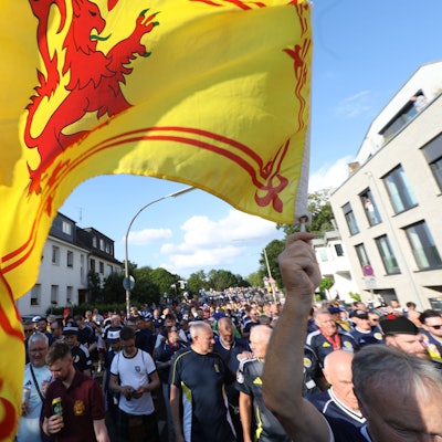 Schottische Fußballfans marschieren bei einem Fanmarsch zum „Cologne Stadium“.