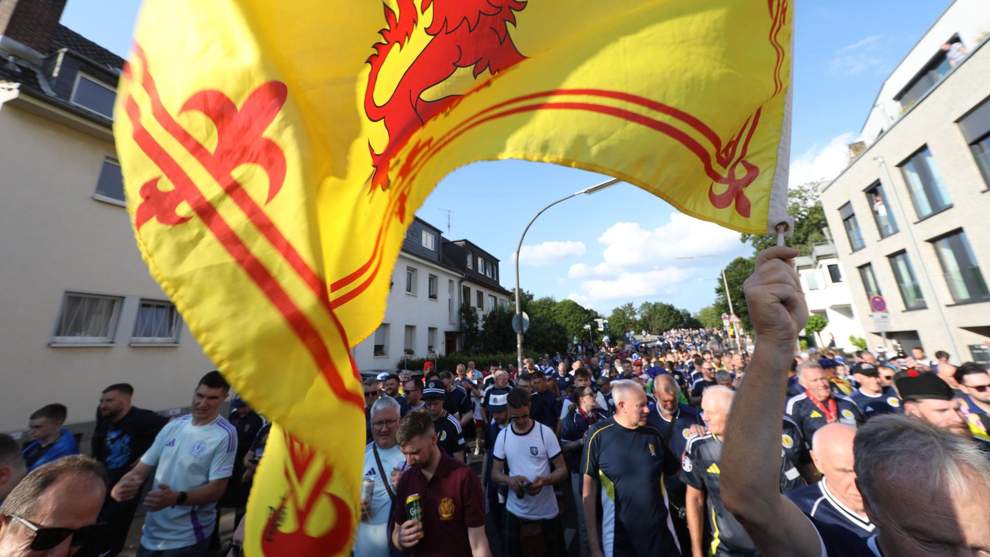 Schottische Fußballfans marschieren bei einem Fanmarsch zum „Cologne Stadium“.