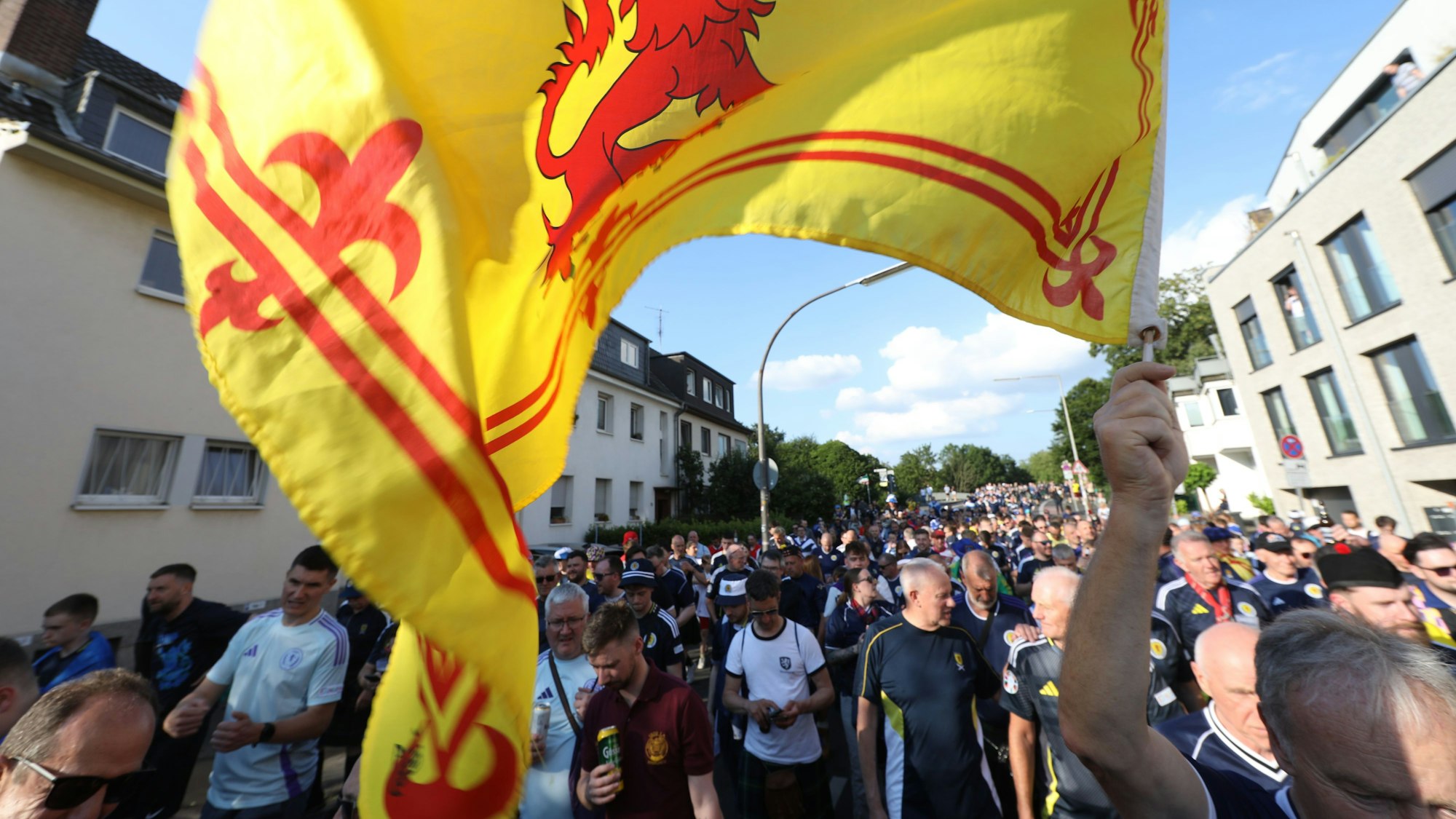 Schottische Fußballfans marschieren bei einem Fanmarsch zum „Cologne Stadium“.