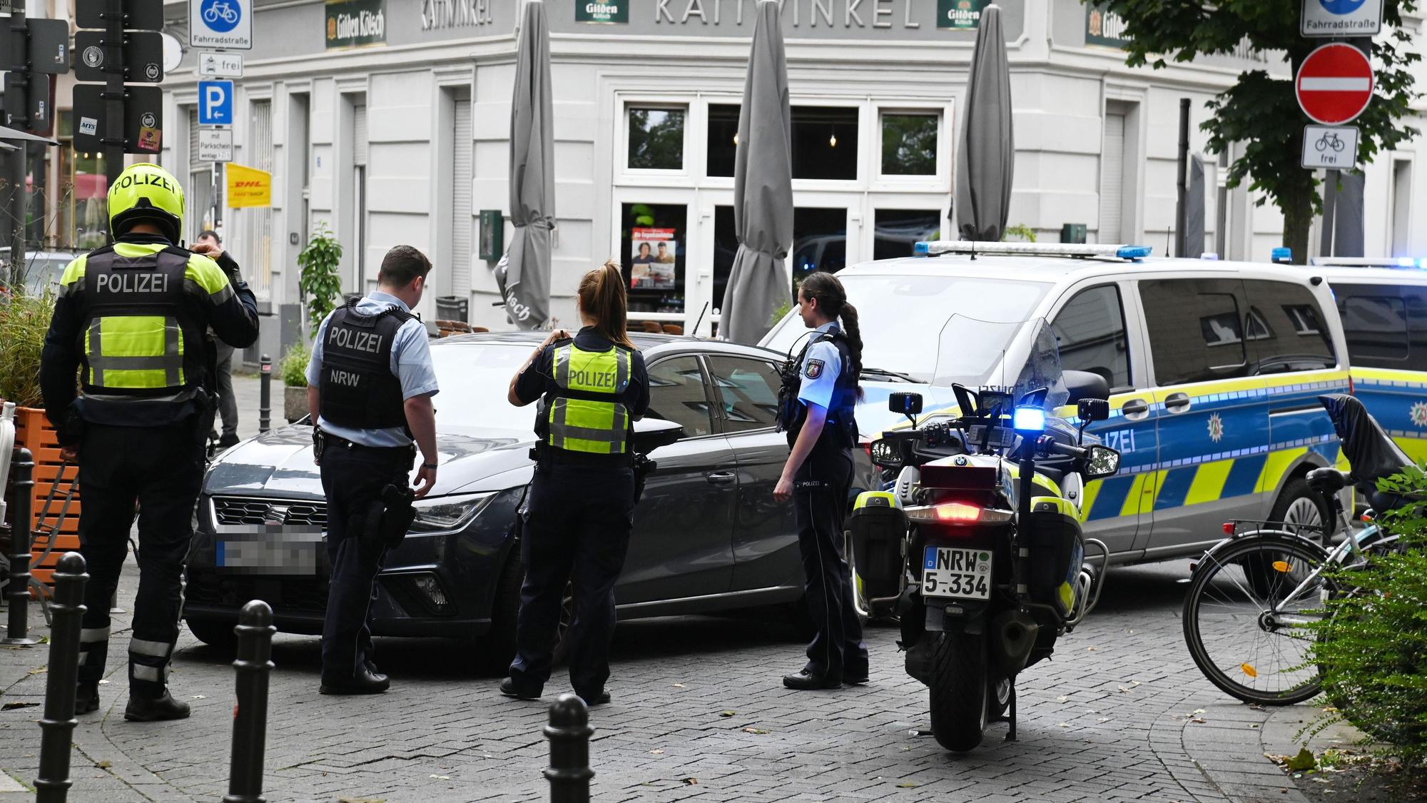 Die Polizei verfolgt ein verdächtiges Fahrzeug bis auf den Thürmchenswall Ecke Eigelstein. Dort stoppt der Wagen und der Fahrer flüchtet zu Fuß.