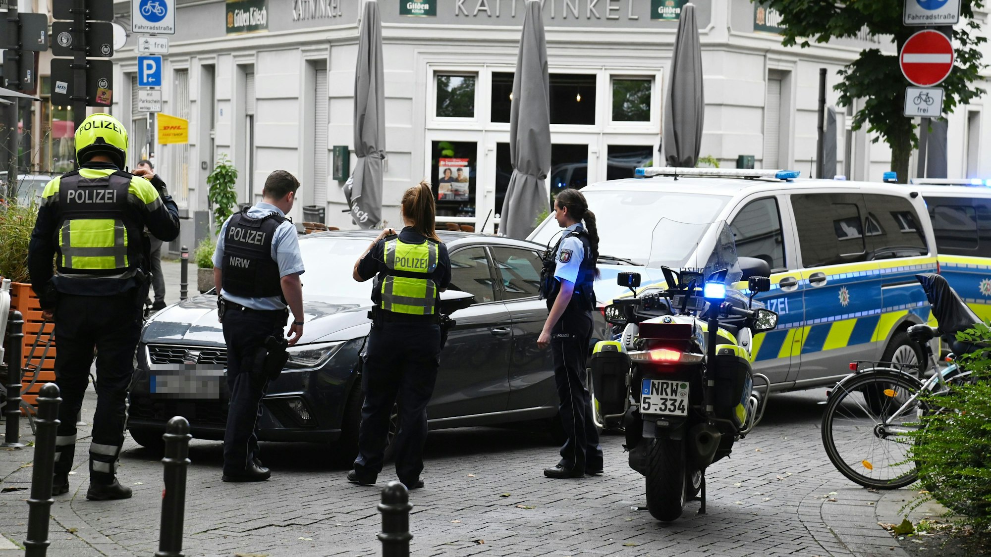 Die Polizei verfolgt ein verdächtiges Fahrzeug bis auf den Thürmchenswall Ecke Eigelstein. Dort stoppt der Wagen und der Fahrer flüchtet zu Fuß.
