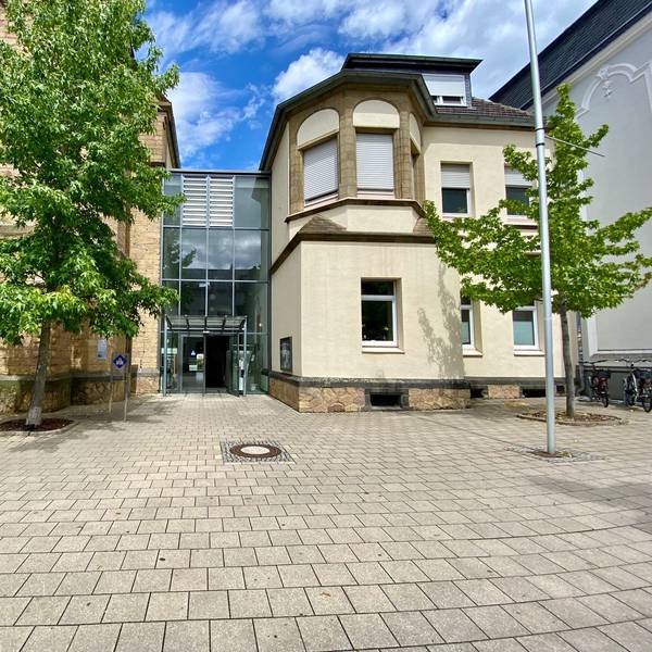 Das Bild zeigt die Eingänge zur Kirche und zum Gemeindezentrum.