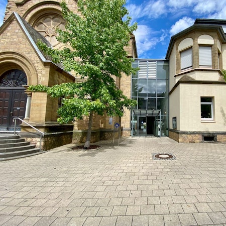 Das Bild zeigt die Eingänge zur Kirche und zum Gemeindezentrum.