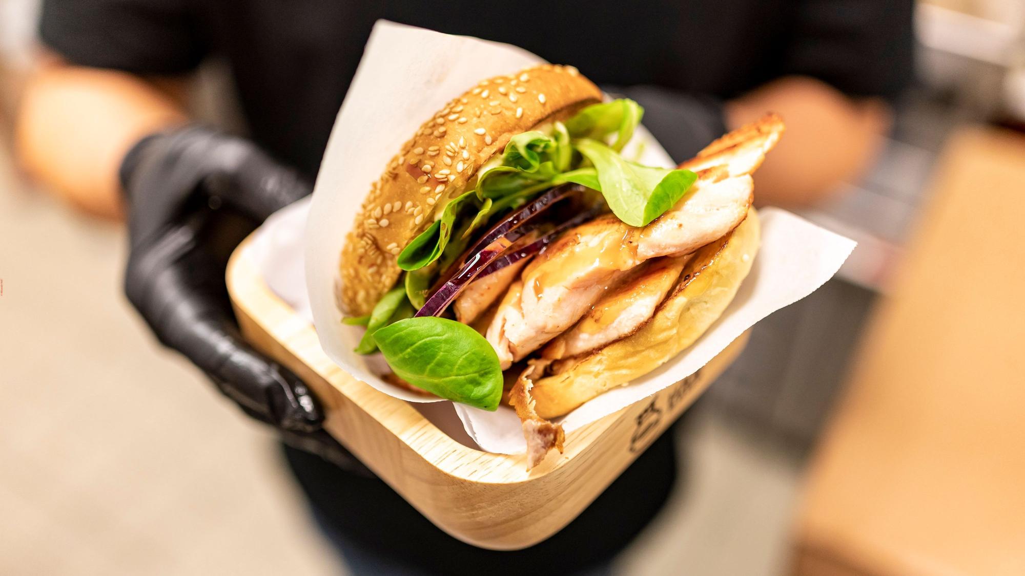 Ein Burger mit Lachsfilet