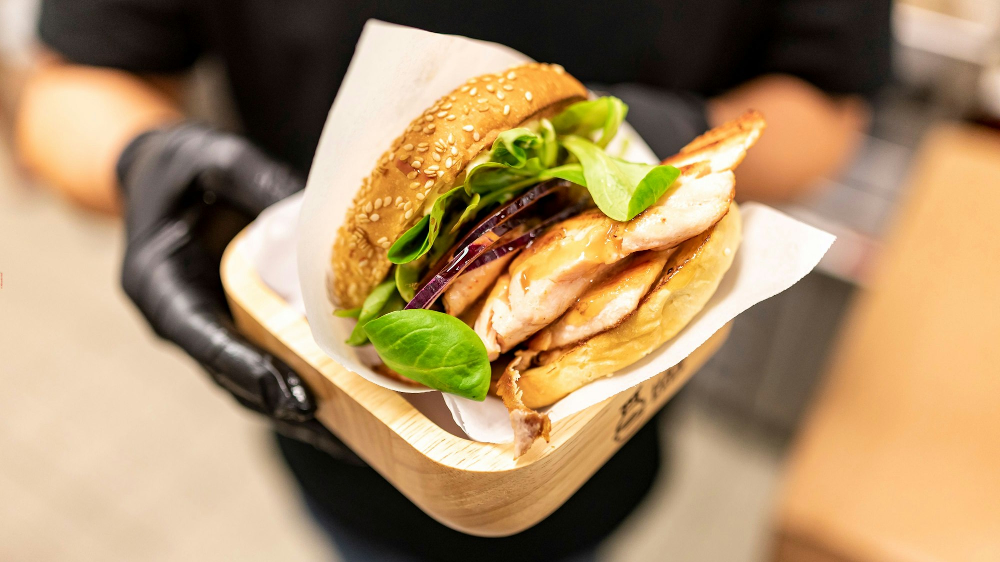 Ein Burger mit Lachsfilet