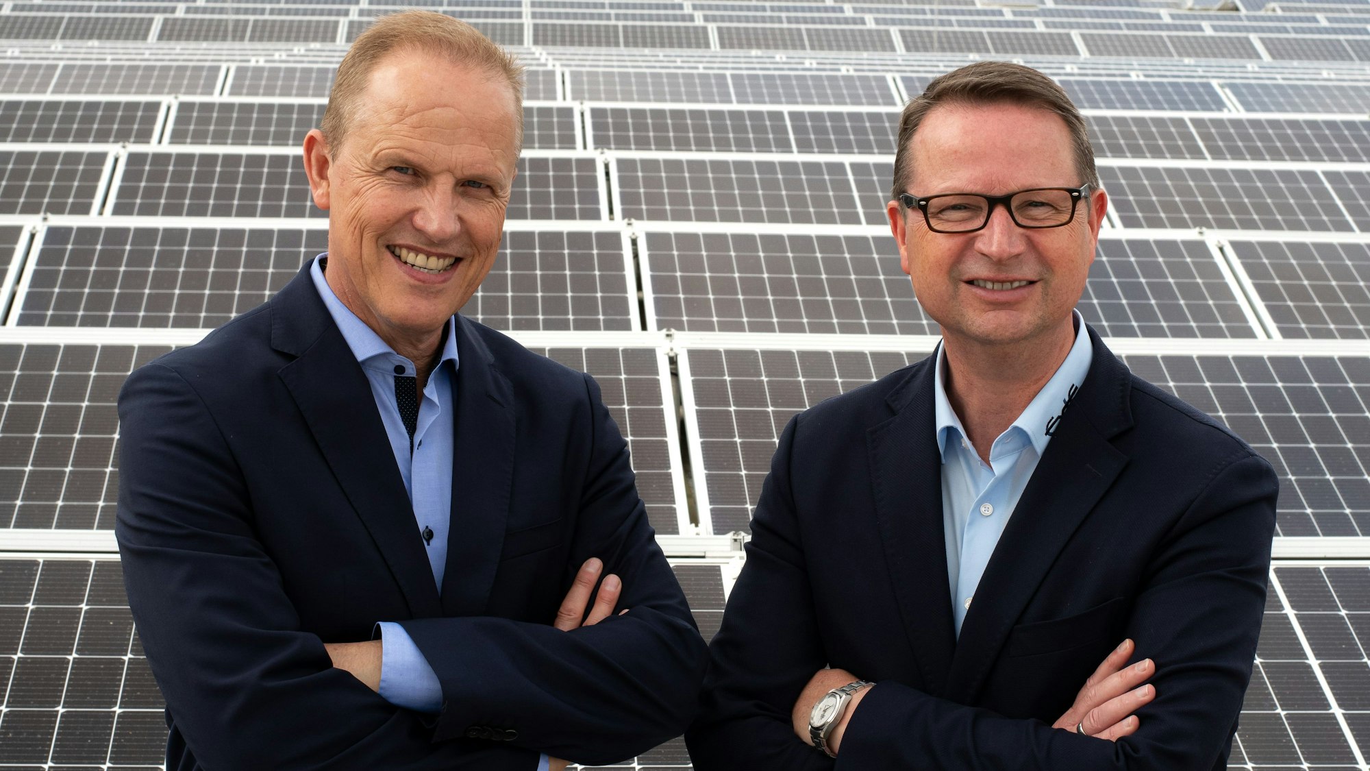 Zwei Herren vor Solarpanelen.