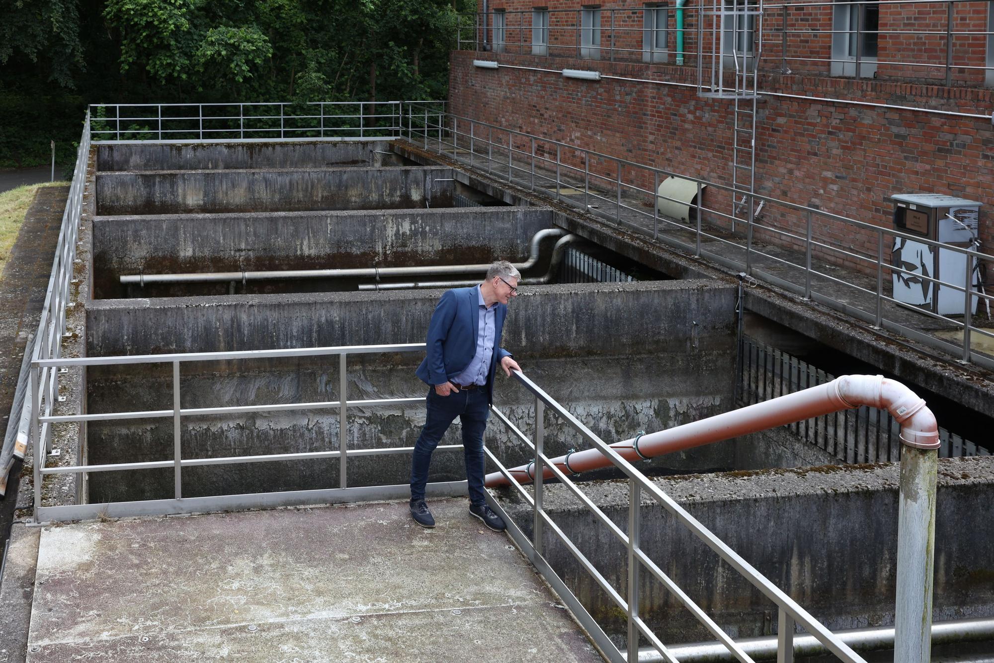 Heinz Brandenburg von den Stadtentwässerungsbetriebe Köln (SteB Köln) schaut in eines der Becken, in dem die mit Ozon angereicherten Mikroschadstoffe mit feinporiger Aktivkohle aus dem Abwasser gefiltert werden
