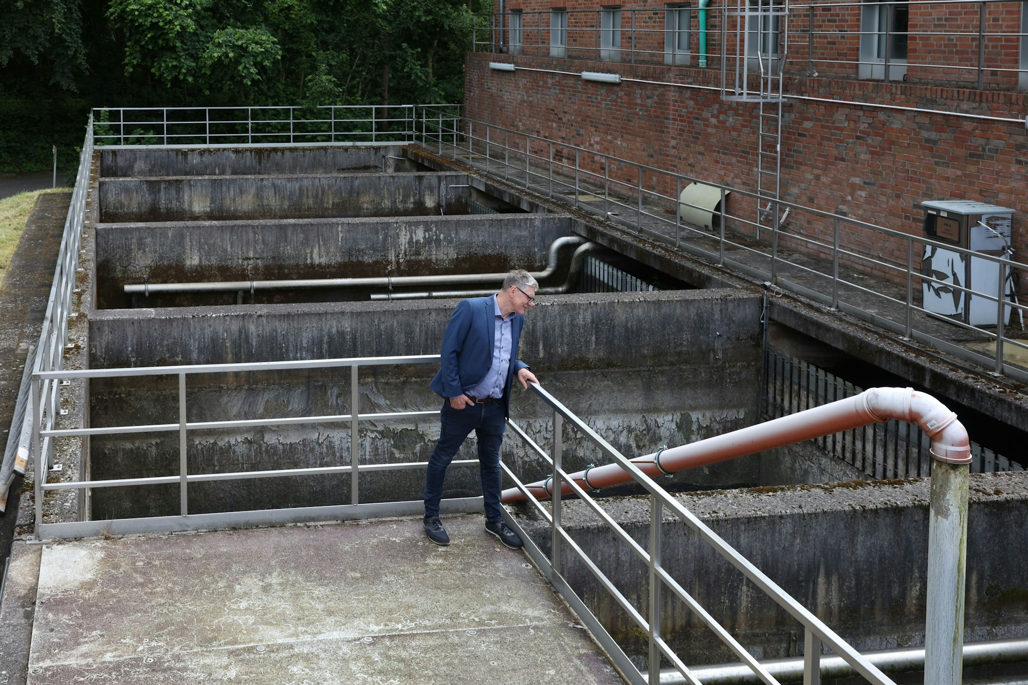 Heinz Brandenburg von den Stadtentwässerungsbetriebe Köln (SteB Köln) schaut in eines der Becken, in dem die mit Ozon angereicherten Mikroschadstoffe mit feinporiger Aktivkohle aus dem Abwasser gefiltert werden