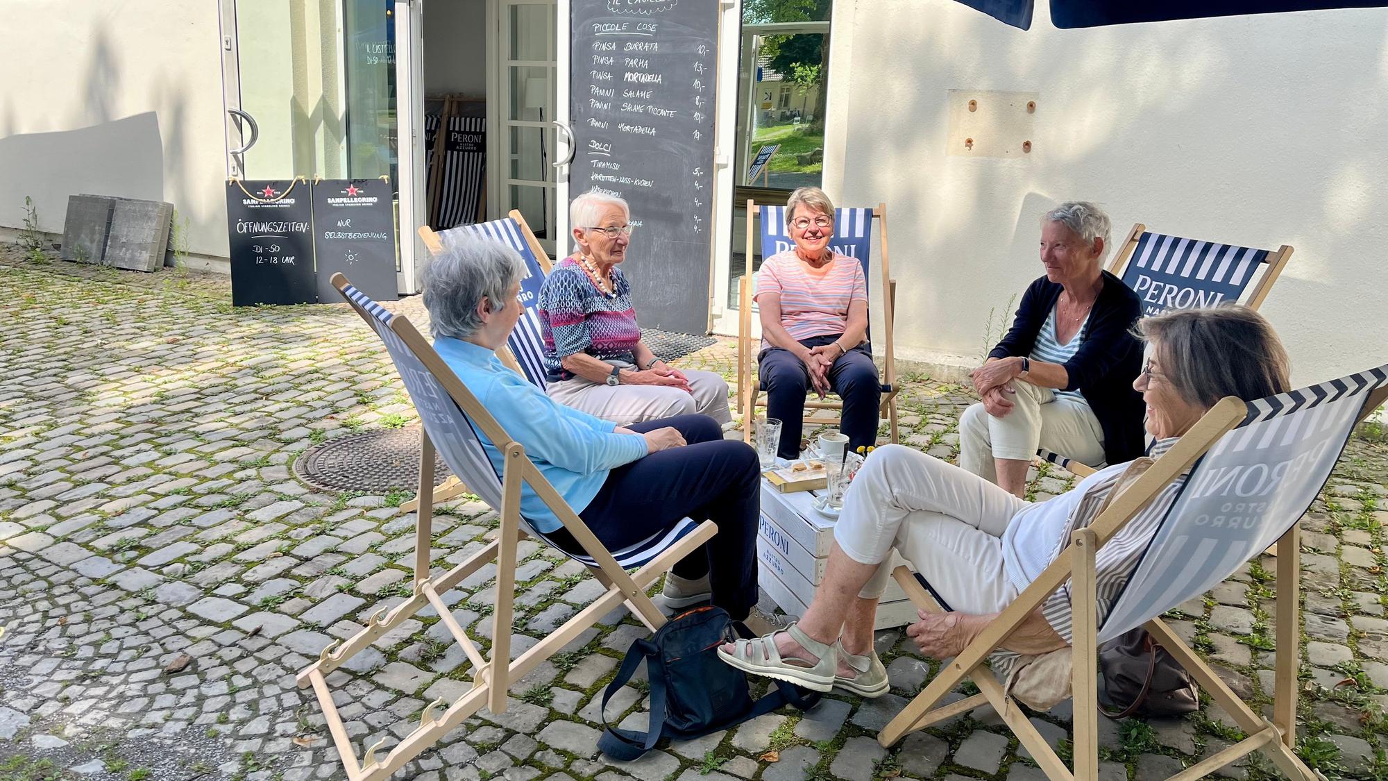 Fünf Frauen in Liegestühlen